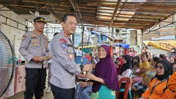 Polres Metro Jakarta Timur Bagikan 300 Nasi Box Gratis Di Cipinang Besar Utara.
