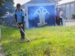 Wujudkan Kepedulian Lingkungan, Lapas Narkotika Kelas IIA Pamekasan Bersihkan Area Luar Kantor Bersama WBP