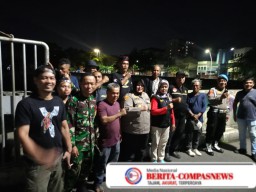 Sambangi Warga Saat Patroli Malam, Kapolsek Jatinegara Bernyanyi Untuk Beri Semangat Ronda.