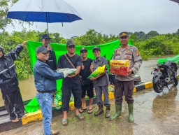 Polsek Jagoi Babang Bersama Tim Gabungan Salurkan Bantuan bagi Korban Banjir