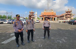 Polda Bali Amankan Ibadah Imlek di Vihara Satya Dharma Benoa