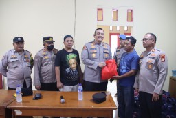 Kapolres Berikan Bantuan Sembako untuk Warga Terdampak Banjir