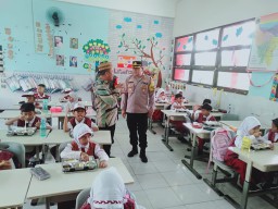 Kapolsek Ciracas Kawal Program Pemberian Makanan Bergizi Untuk 3.065 Siswa.
