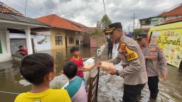 Polres Pasuruan Kota Evakuasi Warga Terdampak Banjir dan Beri Bantuan 1000 Nasi Kotak
