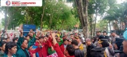 Walau Hujan, Aksi Demo Pupuk Bersubsidi di Kantor DPRD Sampang Tetap Berlangsung