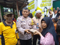 Polres Metro Jakarta Timur Bersama Polsek Pasar Rebo Gelar Bakti Sosial, Bagikan 250 Makanan Gratis Di Pasar Rebo.
