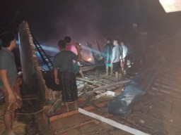 Kebakaran Rumah Di Kecamatan Robatal, Personil Polres Sampang Gerak cepat Datangi Lokasi