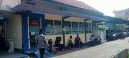 Petugas Sambut Dengan Ramah, Terkait Lonjakan Permohonan SKCK Baru Di Kepolisian Polres Sampang