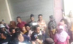 Massa Hajar Pencuri Sampai Babak Belur, Usai Ketahuan Aksinya Mencuri di Toko Desa Tlambeh Laok