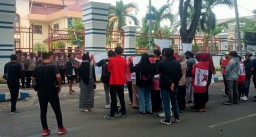Aksi Penolakan Kenaikan PPN 12 Persen, Puluhan Mahasiswa Demo Depan DRPD Sampang