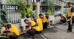 Jumat Bersih,Kapolsek Matraman Gelar Kerja Bhakti di Lingkungan Mapolsek