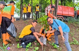 Tanam Puluhan Bibit Pohon : Jajaran Samapta Polres Metro Jakarta Timur Dukung Ketahanan Pangan