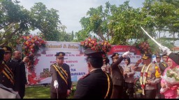 Kapolres Sampang Sambut Kedatangan Kapolres Baru Dengan Tradisi Pedang Pora