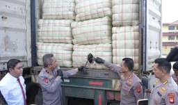 Polda Kalbar Tangkap Bos Lelong Asal Singkawang : 410 Ballpress Pakaian Bekas Disita