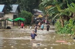Jalan Raya Poros Trans Bengkayang -Sanggau Ledo : Dusun Sekinyak Banjir