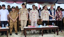 Bersama Menteri Pertanian Republik Indonesia, PJ Bupati Sampang Menghadiri Panen Raya Padi