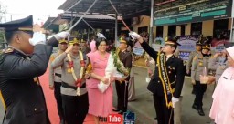 Pelepasan Mantan Kapolres Sampang di Sambut Dengang Tradisi Pedang Pora