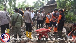 Polres Bondowoso Kerahkan 100 Personil Bantu Tangani Pasca Banjir Bandang Maesan