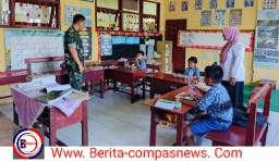 Sukseskan Program Makan Bergizi Gratis, Babinsa Badean Bantu Distribusikan Makanan ke Sekolah
