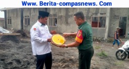 Babinsa Kademangan Lakukan Pendampingan Kalibrasi Arah Kiblat Pembangunan Musholla Ar - Rohman