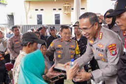 Kapolres Metro Jakarta Timur Bagikan Nasi Gratis Untuk Warga Bambu Apus.
