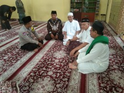 Bhabinkamtibmas Sholat Maghrib Berjamaah Dan Sampaikan Himbauan Kamtibmas.