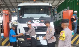 Kanitlantas Bagikan Snack Dan Air Mineral kepada Sopir, Saat Antrian Panjang.