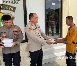 Kapolsek Kawasan Sunda Kelapa Berbagi Kebahagiaan, Bagikan Makanan Siap Santap.