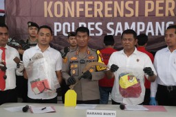 Gelar Konferensi Pers Polres Sampang Berhasil Menangkap Pelaku Pembunuhan di Desa Bepelle Timur Robatal