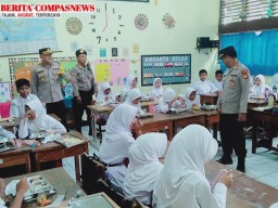 Kapolsek Ciracas Amankan Distribusi Makanan Bergizi Untuk 3.045 Siswa.