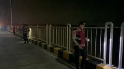 Hindari Benang Nilon Nyangkut di Suramadu, Samapta Polres Bangkalan Lakukan Patroli Benang di Sepanjang Jembatan Suramadu