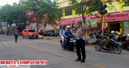 Laksanakan Arahan Kapolres, Unit Satlantas Polres Sampang Lalin Depan Pasar Rongtengah