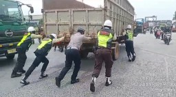 Aksi Heroik Polisi Dan Satpam, Kompak Dorong Truk Mogok.