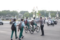Arahan Kapolres Sampang Perintahkan 100 Anggotanya Jaga Jalan Saat Pagi Hari, Hindari Laka Lantas Pelajar Berangkat ke Sekolah