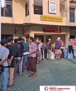 Kapolsek Kawasan Muara Baru Berbagi Kebahagian, Berikan Makanan Siap Santap.
