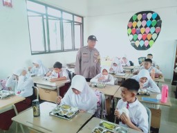 Polsek Ciracas Kawal Pembagian Makanan Bergizi Gratis Untuk Ribuan Siswam