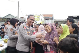 Polres Metro Jakarta Timur Bagikan 300 Nasi Box Gratis Untuk Warga.