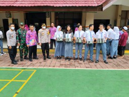Polsek Ciracas Amankan Pemberian Makanan Bergizi Gratis untuk Siswa Di Wilayah Ciracas Jakarta Timur.