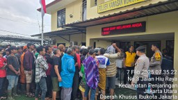 Polsek Kawasan Muara Baru, Berbagi Makanan Untuk Sesama, Dalam Jumat Berkah.
