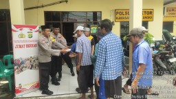 Jumat Berkah Polsek Kawasan Sunda Kelapa, Berbagi Makanan Untuk Sesama.