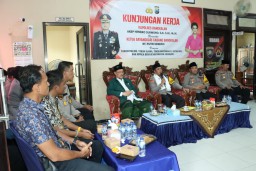 Kunjungan Kerja ke Polsek Geger dan Arosbaya, Kapolres Bangkalan Tegaskan Larangan Sajam dan Senpi