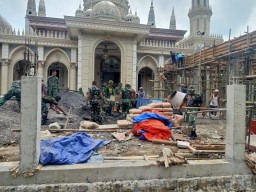 26 Personel Koramil 0829-7/Labang Bantu Cor Masjid Darussalam Desa Sendang Dajah