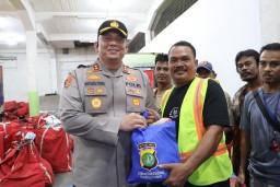 Kapolres Pelabuhan Tanjung Priok Gelar Jumat Curhat dan Beri Sembako.