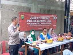 Bhabinkamtibmas Ciracas Gelar Jumat Curhat, Warga Diajak Dialog.