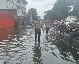Respon Cepat Kasat Lantas Jakbar,Dalam Pengaturan Lalin Di Dan Mogot.