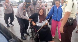 Aksi Heroik Bhabinkamtibmas Muara Angke, Bantu Ibu Sakit Naik Kapal.