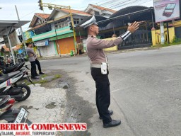 Satuan Unit Satlantas Polres Sampang Lalin Di simpang 4 Duwek Pote Jalan Imam Ghozali Sampang