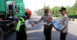 Satbinmas Dan Bhabinkamtibmas Bagikan Sarapan Gratis, Untuk Satpam.