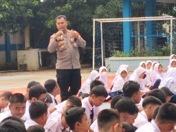 Senin Pintar Polsek Cakung Gelar Penyuluhan Di SMPN 236 Jakarta: Cegah Perundungan Dan Tawuran.