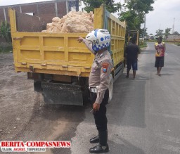Banyaknya Truck Pengangkut Galian C Melintas Tampa Pengaman, Bahayakan Pengguna Pengendara Lain